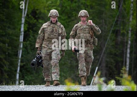 Armee-Spc. Matthew Veysey, links, und Pvt. Dawson Peterson, beide Fallschirmjäger, die der Blackfoot Company, dem 1. Bataillon, dem 501. Fallschirmjäger-Infanterie-Regiment, dem 4. Kampfteam der Infanterie-Brigade (Airborne), der 25. Infanterie-Division der US-Armee Alaska, zugewiesen sind, machen sich während des M3 Multi-Role Anti-Armor Anti-Personnel Weapon System (MAAWS) Live-Fire Training auf der Joint Base Elmendorf-Richardson, Alaska, 3. Juni, 2021. Das MAAWS, auch bekannt als Carl Gustaf, ist ein vom Menschen tragbares, wiederverwendbares, breach-loading, 84 mm recoilless Gewehr, das in der Lage ist, Personal und gepanzerte Ziele bis zu 700 Meter zu zerstören Stockfoto