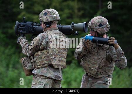 Fallschirmjäger der Armee, die Blackfoot Company, 1. Bataillon, 501. Fallschirmjäger-Regiment, 4. Infanterie-Brigade-Kampfteam (Airborne), 25. Infanterie-Division, U.S. Army Alaska, zugewiesen sind, betreiben das M3 Multi-Role Anti-Armor Anti-Personnel Weapon System (MAAWS) während eines Live-Fire Trainings auf der Joint Base Elmendorf-Richardson, Alaska, 3. Juni 2021. Das MAAWS, auch bekannt als Carl Gustaf, ist ein vom Menschen tragbares, wiederverwendbares, zerschmetterloses 84-mm-Rückstoß-Gewehr, das in der Lage ist, bis zu 700 Meter entfernt Personen und gepanzerte Ziele zu zerstören. Die Fallschirmjäger führten das Live-Feuer-Training durch, um ihre Profici zu schärfen Stockfoto