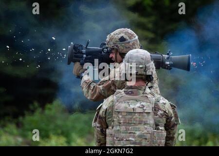 Fallschirmjäger der Armee, die Blackfoot Company, 1. Bataillon, 501. Fallschirmjäger-Regiment, 4. Infanterie-Brigade-Kampfteam (Airborne), 25. Infanterie-Division, U.S. Army Alaska, feuern das M3 Multi-Role Anti-Armor Anti-Personnel Weapon System (MAAWS) während eines Live-Feuertrainings auf der Joint Base Elmendorf-Richardson, Alaska, 3. Juni 2021. Das MAAWS, auch bekannt als Carl Gustaf, ist ein vom Menschen tragbares, wiederverwendbares, zerschmetterloses 84-mm-Rückstoß-Gewehr, das in der Lage ist, bis zu 700 Meter entfernt Personen und gepanzerte Ziele zu zerstören. Die Fallschirmjäger führten das Live-Feuer-Training durch, um ihre Fähigkeiten zu schärfen Stockfoto