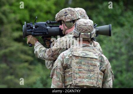 Fallschirmjäger der Armee, die Blackfoot Company, 1. Bataillon, 501. Fallschirmjäger-Regiment, 4. Infanterie-Brigade-Kampfteam (Airborne), 25. Infanterie-Division, U.S. Army Alaska, zugewiesen sind, betreiben das M3 Multi-Role Anti-Armor Anti-Personnel Weapon System (MAAWS) während eines Live-Fire Trainings auf der Joint Base Elmendorf-Richardson, Alaska, 3. Juni 2021. Das MAAWS, auch bekannt als Carl Gustaf, ist ein vom Menschen tragbares, wiederverwendbares, zerschmetterloses 84-mm-Rückstoß-Gewehr, das in der Lage ist, bis zu 700 Meter entfernt Personen und gepanzerte Ziele zu zerstören. Die Fallschirmjäger führten das Live-Feuer-Training durch, um ihre Profici zu schärfen Stockfoto