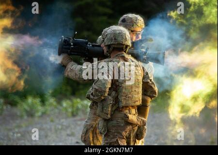 Fallschirmjäger der Armee, die Blackfoot Company, 1. Bataillon, 501. Fallschirmjäger-Regiment, 4. Infanterie-Brigade-Kampfteam (Airborne), 25. Infanterie-Division, U.S. Army Alaska, feuern das M3 Multi-Role Anti-Armor Anti-Personnel Weapon System (MAAWS) während eines Live-Feuertrainings auf der Joint Base Elmendorf-Richardson, Alaska, 3. Juni 2021. Das MAAWS, auch bekannt als Carl Gustaf, ist ein vom Menschen tragbares, wiederverwendbares, zerschmetterloses 84-mm-Rückstoß-Gewehr, das in der Lage ist, bis zu 700 Meter entfernt Personen und gepanzerte Ziele zu zerstören. Die Fallschirmjäger führten das Live-Feuer-Training durch, um ihre Fähigkeiten zu schärfen Stockfoto