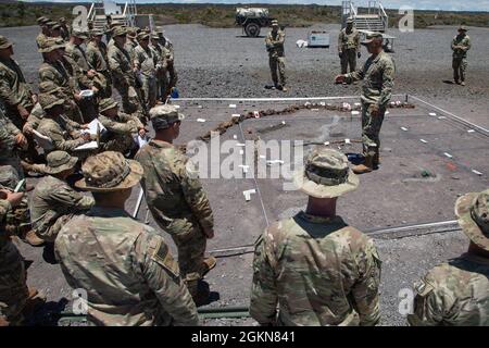 Soldaten, die der 3. Staffel, dem 4. Kavallerieregiment und dem 29. Brigadeingenieur Bataillon, dem 3. Infanteriebrigade-Kampfteam, der 25. Infanteriedivision zugewiesen sind, führen die Abschlussproben durch, bevor sie eine Koordinationsübung zur Brandunterstützung mit Unterstützung der Apache Attack Helicopters AH-64, die der 25. Kampfluftwaffenbr 25. Infanterie-Division im Trainingsgebiet Pohakuloa, Hawaii am 3. Juni 2021. Diese Übung ermöglichte es Führungskräften auf Unternehmensebene und darunter, ein tieferes Verständnis dafür zu erlangen, wie verschiedene Vermögenswerte während eines großen, bewussten Betriebs ordnungsgemäß implementiert werden können. Stockfoto