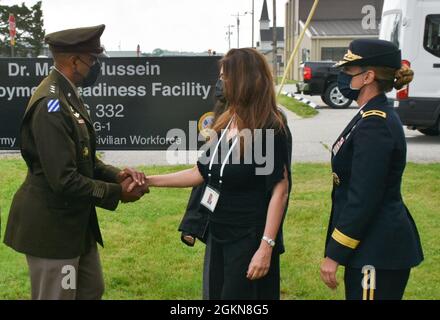 U.S. Army LT. General Gary M. Brito Deputy, Stabschef G-1 (rechts), spricht zusammen mit der U.S. Army Brig sein Beileid aus. General Kimberly M. Colloton, U.S. Army Corps of Engineers Transatlantic Division, der General (rechts), an Marwa Madi, die Witwe von Dr. Maged Hussein (Mitte), im Anschluss an die Gedenkfeier der Dr. Maged Hussein Deployment Readiness Facility in Camp Atterbury, Ind., 3. Juni 2021. Stockfoto