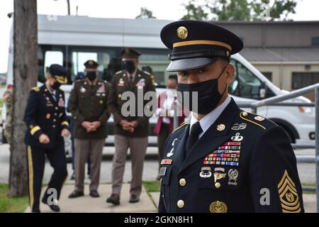 Befehl Sgt. Maj. Delfin J. Romani, Kommandant der Transatlantischen Division Major (rechts), wartet als Brite der US-Armee. Gen. Kimberly M. Colloton, U.S. Army Corps of Engineers Transatlantic Division kommandierender General (links), begleitet US Army LT. Gen. Gary M. Brito Stellvertreter, Stabschef G-1 (rechts) und US Army Brig. General R. Dale Lyles, Indiana Adjutant General (Mitte) an die Gedenkfeier zur Dr. Maged Hussein Deployment Readiness Facility im Camp Atterbury, Ind., 3. Juni 2021. Stockfoto