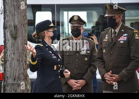 US Army Brig. Gen. Kimberly M. Colloton, U.S. Army Corps of Engineers Transatlantic Division kommandierender General (links), begleitet US Army LT. Gen. Gary M. Brito Stellvertreter, Stabschef G-1 (rechts) und US Army Brig. General R. Dale Lyles, Indiana Adjutant General (Mitte) an die Gedenkfeier zur Dr. Maged Hussein Deployment Readiness Facility im Camp Atterbury, Ind., 3. Juni 2021. Stockfoto