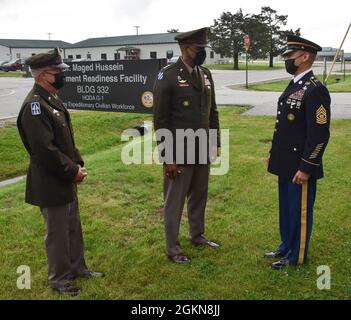 Befehl Sgt. Maj. Delfin J. Romani, Kommandeur des Kommandos der Transatlantischen Division, Major (rechts), spricht mit Generalleutant Gary M. Brito, dem Stabschef G-1 (Mitte) der US-Armee, und der US-Armee Brig. General R. Dale Lyles, Indiana Adjutant General (links) im Anschluss an die Gedenkfeier der Dr. Maged Hussein Deployment Readiness Facility im Camp Atterbury, Ind., 3. Juni 2021. Stockfoto