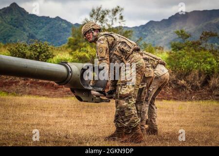 Schofield Barracks, HI – Soldiers from 1st Platoon, Charlie Battery „Copperheads“, 3-7 Field Artillery, 25th Infantry Division Artillery führte am 3. Juni 2021 in Schofield Barracks, Hawaii, Live-Fire-Zertifizierungen und -Qualifikationen auf Zugniveau durch. Diese Live-Feuer-Übung war der Höhepunkt einer 96-stündigen Auswertung im gesamten South Range Complex der Schofield Barracks, bei der die Fähigkeit des Zuges evaluiert wurde, zeitnahe und genaue indirekte und präzise Brände mit M777 Howitzer zur Unterstützung des Kampfteams der 3. Brigade und der 25. Infanterie-Division zu platzieren. Stockfoto