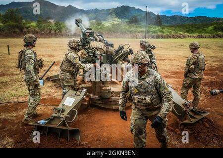 Schofield Barracks, HI – Soldiers from 1st Platoon, Charlie Battery „Copperheads“, 3-7 Field Artillery, 25th Infantry Division Artillery führte am 3. Juni 2021 in Schofield Barracks, Hawaii, Live-Fire-Zertifizierungen und -Qualifikationen auf Zugniveau durch. Diese Live-Feuer-Übung war der Höhepunkt einer 96-stündigen Auswertung im gesamten South Range Complex der Schofield Barracks, bei der die Fähigkeit des Zuges evaluiert wurde, zeitnahe und genaue indirekte und präzise Brände mit M777 Howitzer zur Unterstützung des Kampfteams der 3. Brigade und der 25. Infanterie-Division zu platzieren. Stockfoto