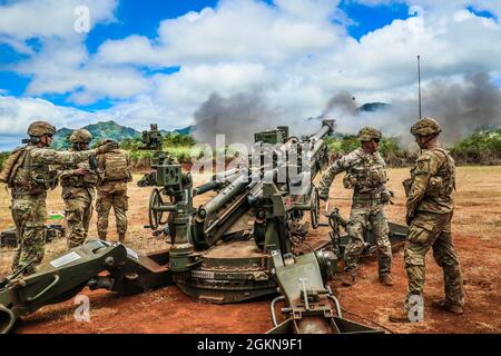 Schofield Barracks, HI – Soldiers from 1st Platoon, Charlie Battery „Copperheads“, 3-7 Field Artillery, 25th Infantry Division Artillery führte am 3. Juni 2021 in Schofield Barracks, Hawaii, Live-Fire-Zertifizierungen und -Qualifikationen auf Zugniveau durch. Diese Live-Feuer-Übung war der Höhepunkt einer 96-stündigen Auswertung im gesamten South Range Complex der Schofield Barracks, bei der die Fähigkeit des Zuges evaluiert wurde, zeitnahe und genaue indirekte und präzise Brände mit M777 Howitzer zur Unterstützung des Kampfteams der 3. Brigade und der 25. Infanterie-Division zu platzieren. Stockfoto