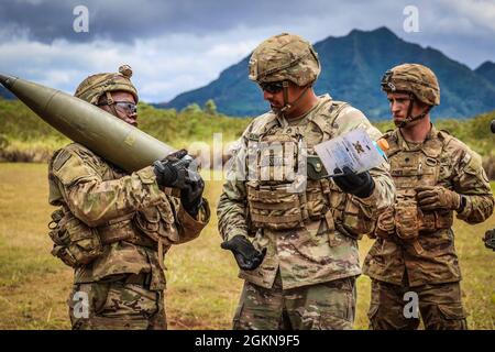 Schofield Barracks, HI – Soldiers from 1st Platoon, Charlie Battery „Copperheads“, 3-7 Field Artillery, 25th Infantry Division Artillery führte am 3. Juni 2021 in Schofield Barracks, Hawaii, Live-Fire-Zertifizierungen und -Qualifikationen auf Zugniveau durch. Diese Live-Feuer-Übung war der Höhepunkt einer 96-stündigen Auswertung im gesamten South Range Complex der Schofield Barracks, bei der die Fähigkeit des Zuges evaluiert wurde, zeitnahe und genaue indirekte und präzise Brände mit M777 Howitzer zur Unterstützung des Kampfteams der 3. Brigade und der 25. Infanterie-Division zu platzieren. Stockfoto