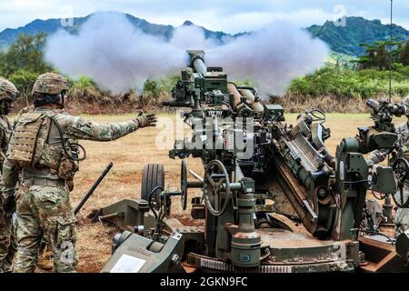 Schofield Barracks, HI – Soldiers from 1st Platoon, Charlie Battery „Copperheads“, 3-7 Field Artillery, 25th Infantry Division Artillery führte am 3. Juni 2021 in Schofield Barracks, Hawaii, Live-Fire-Zertifizierungen und -Qualifikationen auf Zugniveau durch. Diese Live-Feuer-Übung war der Höhepunkt einer 96-stündigen Auswertung im gesamten South Range Complex der Schofield Barracks, bei der die Fähigkeit des Zuges evaluiert wurde, zeitnahe und genaue indirekte und präzise Brände mit M777 Howitzer zur Unterstützung des Kampfteams der 3. Brigade und der 25. Infanterie-Division zu platzieren. Stockfoto