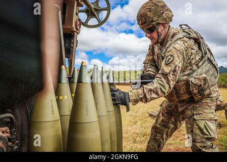 Schofield Barracks, HI – Soldiers from 1st Platoon, Charlie Battery „Copperheads“, 3-7 Field Artillery, 25th Infantry Division Artillery führte am 3. Juni 2021 in Schofield Barracks, Hawaii, Live-Fire-Zertifizierungen und -Qualifikationen auf Zugniveau durch. Diese Live-Feuer-Übung war der Höhepunkt einer 96-stündigen Auswertung im gesamten South Range Complex der Schofield Barracks, bei der die Fähigkeit des Zuges evaluiert wurde, zeitnahe und genaue indirekte und präzise Brände mit M777 Howitzer zur Unterstützung des Kampfteams der 3. Brigade und der 25. Infanterie-Division zu platzieren. Stockfoto
