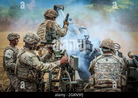 Schofield Barracks, HI – Soldiers from 1st Platoon, Charlie Battery „Copperheads“, 3-7 Field Artillery, 25th Infantry Division Artillery führte am 3. Juni 2021 in Schofield Barracks, Hawaii, Live-Fire-Zertifizierungen und -Qualifikationen auf Zugniveau durch. Diese Live-Feuer-Übung war der Höhepunkt einer 96-stündigen Auswertung im gesamten South Range Complex der Schofield Barracks, bei der die Fähigkeit des Zuges evaluiert wurde, zeitnahe und genaue indirekte und präzise Brände mit M777 Howitzer zur Unterstützung des Kampfteams der 3. Brigade und der 25. Infanterie-Division zu platzieren. Stockfoto