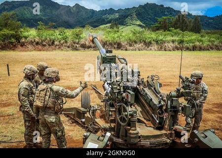 Schofield Barracks, HI – Soldiers from 1st Platoon, Charlie Battery „Copperheads“, 3-7 Field Artillery, 25th Infantry Division Artillery führte am 3. Juni 2021 in Schofield Barracks, Hawaii, Live-Fire-Zertifizierungen und -Qualifikationen auf Zugniveau durch. Diese Live-Feuer-Übung war der Höhepunkt einer 96-stündigen Auswertung im gesamten South Range Complex der Schofield Barracks, bei der die Fähigkeit des Zuges evaluiert wurde, zeitnahe und genaue indirekte und präzise Brände mit M777 Howitzer zur Unterstützung des Kampfteams der 3. Brigade und der 25. Infanterie-Division zu platzieren. Stockfoto