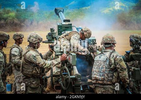 Schofield Barracks, HI – Soldiers from 1st Platoon, Charlie Battery „Copperheads“, 3-7 Field Artillery, 25th Infantry Division Artillery führte am 3. Juni 2021 in Schofield Barracks, Hawaii, Live-Fire-Zertifizierungen und -Qualifikationen auf Zugniveau durch. Diese Live-Feuer-Übung war der Höhepunkt einer 96-stündigen Auswertung im gesamten South Range Complex der Schofield Barracks, bei der die Fähigkeit des Zuges evaluiert wurde, zeitnahe und genaue indirekte und präzise Brände mit M777 Howitzer zur Unterstützung des Kampfteams der 3. Brigade und der 25. Infanterie-Division zu platzieren. Stockfoto