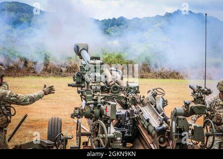 Schofield Barracks, HI – Soldiers from 1st Platoon, Charlie Battery „Copperheads“, 3-7 Field Artillery, 25th Infantry Division Artillery führte am 3. Juni 2021 in Schofield Barracks, Hawaii, Live-Fire-Zertifizierungen und -Qualifikationen auf Zugniveau durch. Diese Live-Feuer-Übung war der Höhepunkt einer 96-stündigen Auswertung im gesamten South Range Complex der Schofield Barracks, bei der die Fähigkeit des Zuges evaluiert wurde, zeitnahe und genaue indirekte und präzise Brände mit M777 Howitzer zur Unterstützung des Kampfteams der 3. Brigade und der 25. Infanterie-Division zu platzieren. Stockfoto