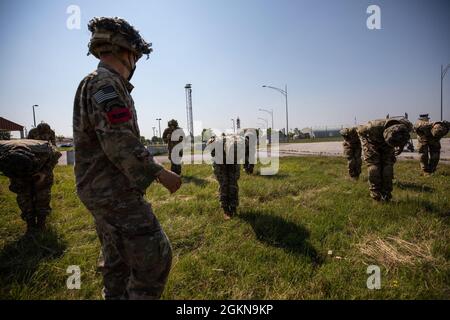 Soldaten der U.S. Army, die der U.S. Army Southern European Task Force, Afrika, und dem 2. Bataillon, dem 503. Infanterie-Regiment, 173. Luftbrigade, zugewiesen sind, führen mit ihren britischen Kollegen auf dem Aviano Air Base in Aviano, Italien, am 3. Juni 2021, nachhaltige Flugtrainings durch. African Lion 2021 ist die größte, führende, gemeinsame, jährliche Übung des US-Afrikanischen Kommandos, die vom 7-18. Bis 22. Juni von Marokko, Tunesien und Senegal veranstaltet wird. Mehr als 7,00 Teilnehmer aus neun Nationen und der NATO trainieren gemeinsam mit dem Fokus auf die Verbesserung der Bereitschaft für US- und Partnernationskräfte. AL21 ist Multi-Domain, Multi-Component und Multi Stockfoto