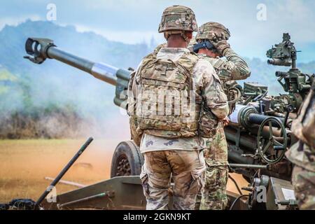Schofield Barracks, HI – Soldiers from 1st Platoon, Charlie Battery „Copperheads“, 3-7 Field Artillery, 25th Infantry Division Artillery führte am 3. Juni 2021 in Schofield Barracks, Hawaii, Live-Fire-Zertifizierungen und -Qualifikationen auf Zugniveau durch. Diese Live-Feuer-Übung war der Höhepunkt einer 96-stündigen Auswertung im gesamten South Range Complex der Schofield Barracks, bei der die Fähigkeit des Zuges evaluiert wurde, zeitnahe und genaue indirekte und präzise Brände mit M777 Howitzer zur Unterstützung des Kampfteams der 3. Brigade und der 25. Infanterie-Division zu platzieren. Stockfoto