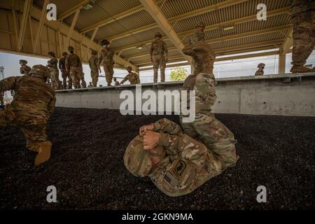 Soldaten der U.S. Army, die der U.S. Army Southern European Task Force, Afrika, und dem 2. Bataillon, dem 503. Infanterie-Regiment, der 173. Luftbrigade, zugewiesen sind, führen mit ihren britischen Kollegen auf dem Aviano Air Base in Aviano, Italien, am 3. Juni 2021, nachhaltige Flugtrainings durch. African Lion 2021 ist die größte, führende, gemeinsame, jährliche Übung des US-Afrikanischen Kommandos, die vom 7-18. Bis 22. Juni von Marokko, Tunesien und Senegal veranstaltet wird. Mehr als 7,00 Teilnehmer aus neun Nationen und der NATO trainieren gemeinsam mit dem Fokus auf die Verbesserung der Bereitschaft für US- und Partnernationskräfte. AL21 ist Multi-Domain, Multi-Component und multin Stockfoto