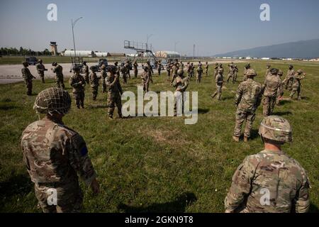 Soldaten der U.S. Army, die der U.S. Army Southern European Task Force, Afrika, und dem 2. Bataillon, dem 503. Infanterie-Regiment, der 173. Luftbrigade, zugewiesen sind, führen mit ihren britischen Kollegen auf dem Aviano Air Base in Aviano, Italien, am 3. Juni 2021, nachhaltige Flugtrainings durch. African Lion 2021 ist die größte, führende, gemeinsame, jährliche Übung des US-Afrikanischen Kommandos, die vom 7-18. Bis 22. Juni von Marokko, Tunesien und Senegal veranstaltet wird. Mehr als 7,00 Teilnehmer aus neun Nationen und der NATO trainieren gemeinsam mit dem Fokus auf die Verbesserung der Bereitschaft für US- und Partnernationskräfte. AL21 ist Multi-Domain, Multi-Component und multin Stockfoto