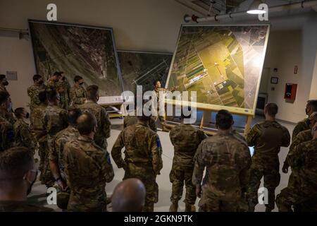 Soldaten der U.S. Army, die der U.S. Army Southern European Task Force, Afrika, und dem 2. Bataillon, dem 503. Infanterie-Regiment, der 173. Luftbrigade, zugewiesen sind, führen mit ihren britischen Kollegen auf dem Aviano Air Base in Aviano, Italien, am 3. Juni 2021, nachhaltige Flugtrainings durch. African Lion 2021 ist die größte, führende, gemeinsame, jährliche Übung des US-Afrikanischen Kommandos, die vom 7-18. Bis 22. Juni von Marokko, Tunesien und Senegal veranstaltet wird. Mehr als 7,00 Teilnehmer aus neun Nationen und der NATO trainieren gemeinsam mit dem Fokus auf die Verbesserung der Bereitschaft für US- und Partnernationskräfte. AL21 ist Multi-Domain, Multi-Component und multin Stockfoto