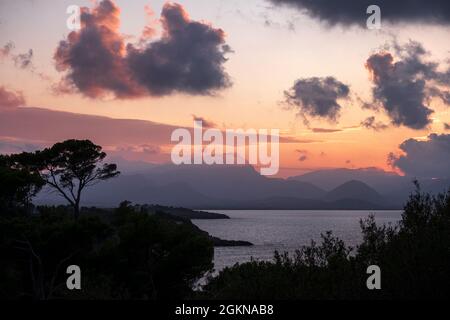 Sonnenuntergang über der Bucht von Pollença, Mallorca, Spanien Stockfoto