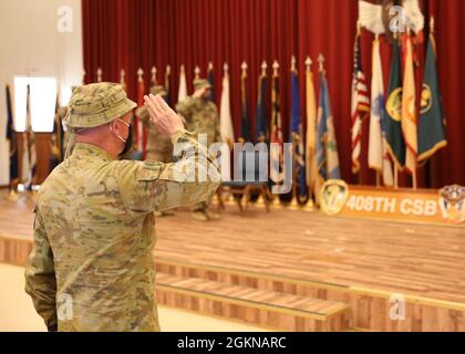 Der australische Generalmajor der Armee, General Christopher A. Field, der stellvertretende Generalkommandeur der US Army Central, begrüßt die amerikanische Flagge bei der Befehlsänderung am 4. Juni 2021 für das Regional Contracting Center-Kuwait, als der scheidende Kommandeur LT. Col. Jamarcus A. Brooks das Kommando an LT. Col. Melody L. Varner abgab. Der Befehlswechsel wurde als eine Veranstaltung im Freien mit Abdeckungen und Grüßen behandelt, die aufgrund der extremen Hitze im Lager Arifjan, Kuwait, in der Hauptkapelle abgehalten wurde. Stockfoto