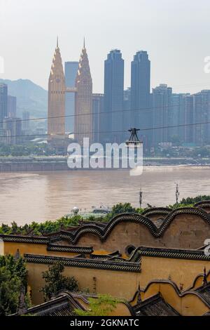 Chongqing, Chongqing, China. September 2021. Die Bergstadt Chongqing ist die „Verantwortung für den Nennwert“ einer Stadt in Westchina. Der einzigartige urbane Charme von Chongqing, einer "Stadt der Berge und Flüsse", hat die Aufmerksamkeit des ganzen Landes und der Welt erregt. (Bild: © SIPA Asia via ZUMA Press Wire) Stockfoto