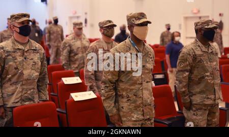 Soldaten des Regional Contracting Center-Kuwait und Gäste stehen bei der Befehlsänderung des Zentrums am 4. Juni 2021 im Camp Arifjan, Kuwait, Hauptkapelle, zur Aufmerksamkeit. Der scheidende Kommandant LT. Col. Jamarcus A. Brooks gab das Kommando an LT. Col. Melody L. Varner ab. Stockfoto