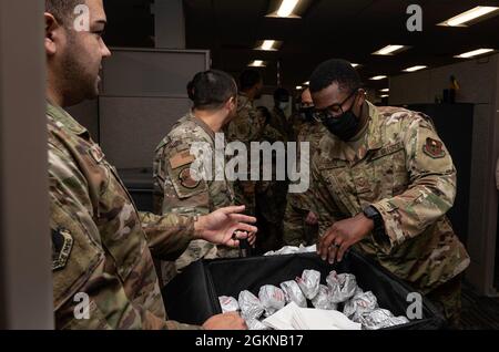 Das Frühstück wird von Mitgliedern des First Sergeants Council und der Freiwilligen der Federal Credit Union des US-amerikanischen Verteidigungsverbandes (Federal Credit Union) am 4. Juni 2021 in JBSA-Lackland, Texas, serviert. Der JBSA First Sergeants Council in Partnerschaft mit der Operation Warm Heart sponserte die Veranstaltung und lieferte Airmen kostenloses Frühstück als zufällige Geste der Freundlichkeit. Stockfoto