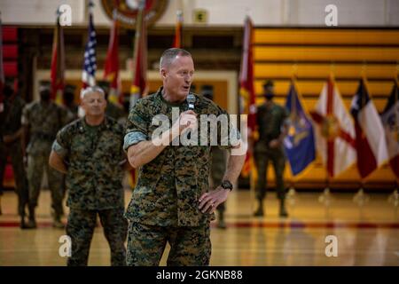 US Marine Corps Maj. General Edward D. Banta, kommandierender General, Marine Corps Installations Command/Assistant Deputy Commandant, Installations & Logistics, gibt seine Bemerkungen während der Zeremonie zur Änderung des Kommandos auf dem Marine Corps Base Camp Lejeune, North Carolina, 4. Juni 2021. Stockfoto