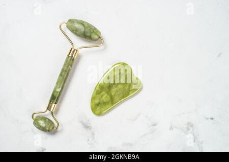 Jade Roller und Gua Sha Stein Massagegerät für Gesicht. Stockfoto