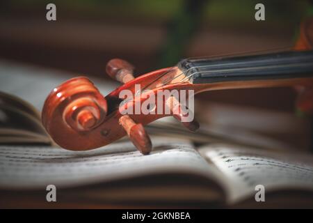 Geigengriff, der auf einer Partitur ruht Stockfoto