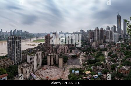 Chongqing, Chongqing, China. September 2021. Die Bergstadt Chongqing ist die „Verantwortung für den Nennwert“ einer Stadt in Westchina. Der einzigartige urbane Charme von Chongqing, einer "Stadt der Berge und Flüsse", hat die Aufmerksamkeit des ganzen Landes und der Welt erregt. (Bild: © SIPA Asia via ZUMA Press Wire) Stockfoto