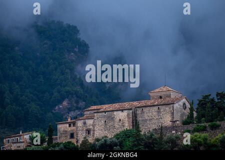 Wolken in den Hügeln hinter der Kirche Sant Joan, Deià, Mallorca, Spanien Stockfoto