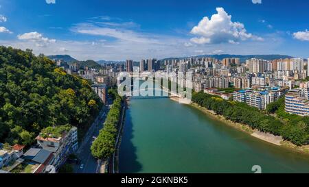 Chongqing, Chongqing, China. September 2021. Die Bergstadt Chongqing ist die „Verantwortung für den Nennwert“ einer Stadt in Westchina. Der einzigartige urbane Charme von Chongqing, einer "Stadt der Berge und Flüsse", hat die Aufmerksamkeit des ganzen Landes und der Welt erregt. (Bild: © SIPA Asia via ZUMA Press Wire) Stockfoto