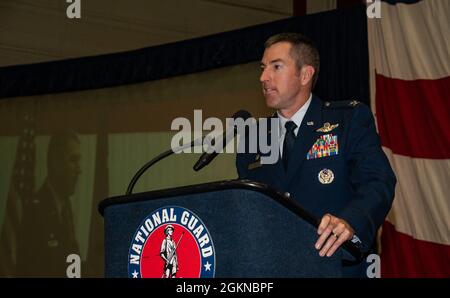 Col. Jeremy Ford, Kommandant des 152. Luftlift-Flügels, spricht während einer Zeremonie zur Änderung des Kommandos auf der Basis der Nevada Air National Guard, Reno, Nevada, am 4. Juni 2021, an Mitglieder der Nevada Air National Guard. „Ich glaube wirklich, dass es keine Mission gibt, keine Herausforderung, die vor uns gestellt wird, wenn wir uns um die Airmen kümmern, wenn wir uns gegenseitig versorgen, dass wir nicht erfolgreich sein werden“, sagte Ford. Stockfoto