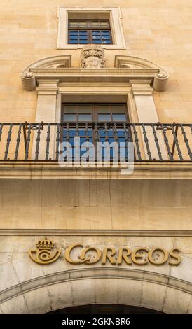 Palma de Mallorca, Spanien; september 10 2021: Nahaufnahme des Logos des spanischen staatlichen Postunternehmens Correos am Hauptsitz in der Stadt Stockfoto