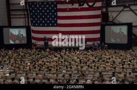 Col. Jeremy Ford, Kommandant des 152. Luftlift-Flügels, spricht während einer Zeremonie zur Änderung des Kommandos auf der Basis der Nevada Air National Guard, Reno, Nevada, am 4. Juni 2021, an Mitglieder der Nevada Air National Guard. Es waren über 400 Flieger aus der ganzen Basis anwesend. Stockfoto