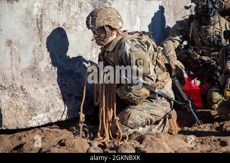 Eine Kampfingenieurin, die dem 29. Brigadeingenieur-Bataillon, dem 3. Infanteriebrigade-Kampfteam, der 25. Infanteriedivision, zugewiesen wurde, bereitet ihren Greifhaken während einer Koordinationsübung zur Brandunterstützung im Trainingsgebiet Pohakuloa, Hawaii, am 4. Juni 2021 vor. Diese Übung ermöglichte es Führungskräften auf Unternehmensebene und darunter, ein tieferes Verständnis dafür zu erlangen, wie verschiedene Vermögenswerte während eines großen, bewussten Betriebs ordnungsgemäß implementiert werden können. Stockfoto