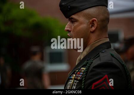 U.S. Marine Corps Sgt. Maj. Jose Acero, gebürtiger Huntington Park, Kalifornien, und Hauptfeldwebel des 2d Bataillons, 6. Marine Regiment (2/6), 2d Marine Division, ruft während einer Gedenkfeier auf Camp Lejeune, N.C., am 4. Juni 2021 Namen gefallener Marineinfanteristen hervor. Mehrere Mitglieder der Gemeinde und des Marine Corps nahmen an der Veranstaltung Teil, um die Marines aus dem Jahr 2/6 zu ehren, die bei der Operation Iraqi Freedom oder der Operation Enduring Freedom getötet wurden. Stockfoto