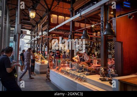 Ein Mann schneidet spanischen Schinken an einem Wurststand, Mercado de San Miguel, Madrid, Spanien Stockfoto