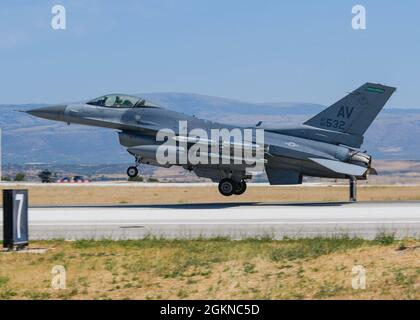 Eine F-16C-Kampfflugzeuge der US-Luftwaffe, die dem 555. Jagdgeschwader zugewiesen wurde, das an Falcon Strike 21 (FS21) teilnimmt, landet auf dem Amendola Air Base, Italien, am 4. Juni 2021. Sechs F-16C-Flugzeuge nehmen an der FS21 Teil, einer Übung, an der Dienstmitglieder aus den USA, Israel, Italien und dem Vereinigten Königreich teilnehmen, um Kampffähigkeiten der vierten und fünften Generation in ein großes Force-Beschäftigungsereignis zu integrieren. FS21 baut auf den gemeinsamen Fähigkeiten der Nationen auf und sorgt für eine stärkere Partnerschaft und verbesserte Interoperabilität. Stockfoto