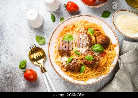 Pasta mit Fleischbällchen in Tomatensauce Draufsicht. Stockfoto