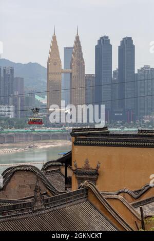 Chongqing, Chongqing, China. September 2021. Die Bergstadt Chongqing ist die „Verantwortung für den Nennwert“ einer Stadt in Westchina. Der einzigartige urbane Charme von Chongqing, einer "Stadt der Berge und Flüsse", hat die Aufmerksamkeit des ganzen Landes und der Welt erregt. (Bild: © SIPA Asia via ZUMA Press Wire) Stockfoto