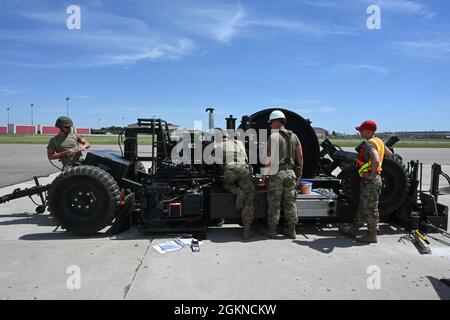 Von links nach rechts, Mitglieder der US Air Force der 119. Civil Engineer Squadron Tech. Sgt. Chad Brinkman, Senior Airman Jack Sullivan und Airman 1st Class Joseph Ellison, führen als Tech eine Erstinstallation auf einem mobilen Luftfahrzeugsystem durch. Sgt. Luke Knutson, ein Ausbilder für regionale Trainingsstellen, gibt Anweisungen auf der North Dakota Air National Guard Base, Fargo, N.D., 4. Juni 2021. Die Übung zur Bereitschaft soll alle Bereiche des Abteilungspersonals auf den Einsatz in umkämpften, degradierten und betrieblich begrenzten (CDO) Umgebungen und Umgebungen mit erhöhter Bedrohungsstufe vorbereiten. Stockfoto