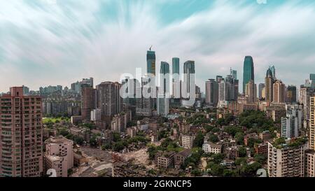 Chongqing, Chongqing, China. September 2021. Die Bergstadt Chongqing ist die „Verantwortung für den Nennwert“ einer Stadt in Westchina. Der einzigartige urbane Charme von Chongqing, einer "Stadt der Berge und Flüsse", hat die Aufmerksamkeit des ganzen Landes und der Welt erregt. (Bild: © SIPA Asia via ZUMA Press Wire) Stockfoto