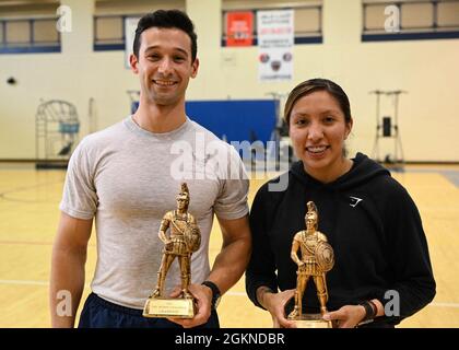 U.S. Air Force 1. LT. Christopher Jimenez, 83. Network Operations Squadron Operations Officer und Staff Sgt. Edith Espinoza, 83. Hilfstechnikerin des NOS-Kommandanten, posiert auf der Joint Base Langley-Eustis, Virginia, am 4. Juni 2021 für ein Foto. US Navy SEAL LT. Michael Patrick Murphy hat das Murph Workout entwickelt, um sich auf die körperlichen Anforderungen des Krieges vorzubereiten, und das war die Art und Weise, wie JBLE ihn ehrt. Stockfoto