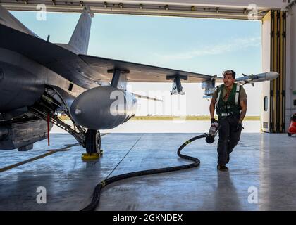 US Air Force Staff Sgt. Josue Ramirez, 555. Flugzeuginstandhaltungs-Einheit F-16 Fighting Falcon Crewchef, bereitet sich darauf vor, einen F-16 Fighting Falcon aufzutanken, der dem 555. Jagdgeschwader zugewiesen wurde, das an Falcon Strike 21 (FS21) auf der Amendola Air Base, Italien, am 4. Juni 2021, teilnimmt. Die FS21 wird von Italien gehostet und bietet multinationalen Streitkräften die Möglichkeit, gemeinsam genutztes technisches und taktisches Wissen zu testen und zu verbessern, während komplexe Lufteinsätze in einem multinationalen, gemeinsamen Einsatzumfeld durchgeführt werden. Sechs F-16C Kampffalken nehmen an FS21 Teil und integrieren sich mit Israeli, Großbritannien und mir Stockfoto