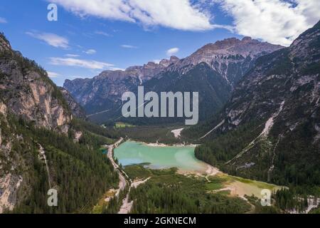 Ein majestätischer Blick auf den Durrensee in Italien umgeben von wunderschönen bewaldeten Bergen in den Dolomiten im Sommer in Südtirol, Reisen und Natur con Stockfoto